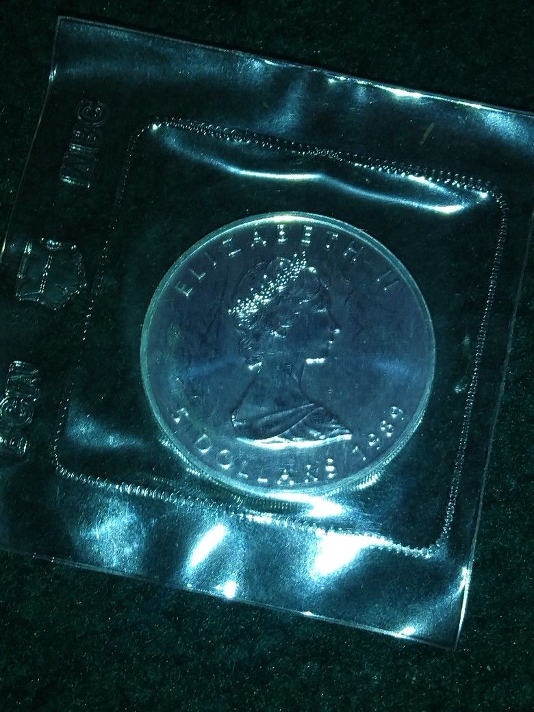 1989 Canadian $5 Elizabeth II .999 1 Oz Silver Coin