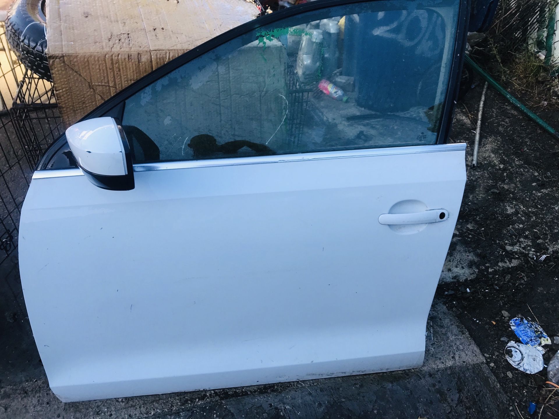 2017 Volkswagen  Jetta Complete door $200    Jetta hood  $200