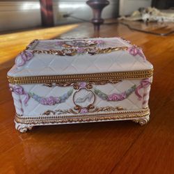 House of Faberge - Musical jewelry Box Collector Vintage 