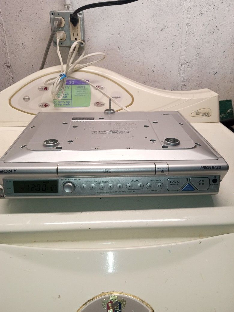 Under Cabinet Alarm Clock Radio With CD Player And Mega Bass