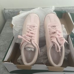 Brand New light Pink Puma Size 6 Big Kid’s