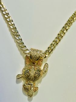 Gold pendant necklace