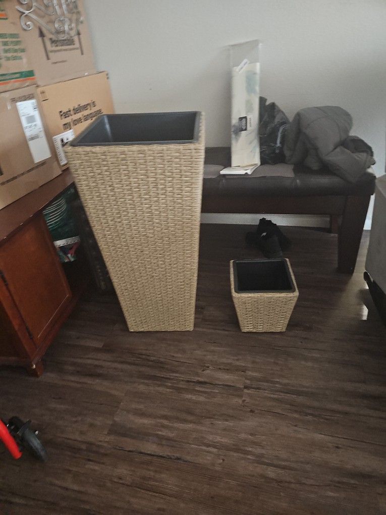 Basket containers for plants.
Beautiful decor or any room thirty dollars in perfect condition