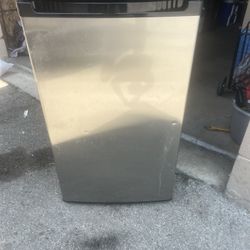 Magic Chef (mini fridge)