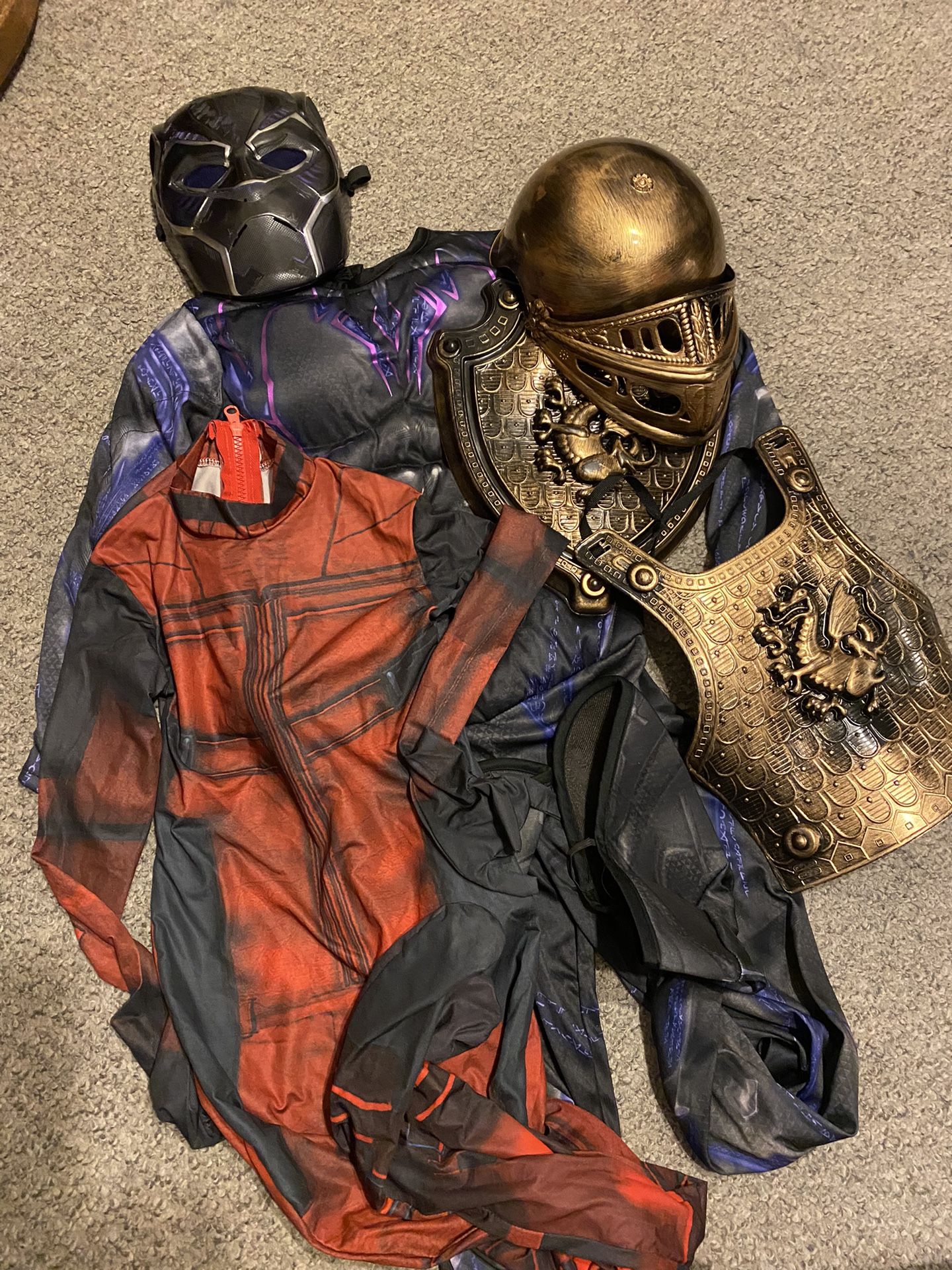FREE:BOY’S GREAT CONDITION COSTUMES (7-9 YEAR OLD)
