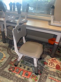 Kids table 4 chairs