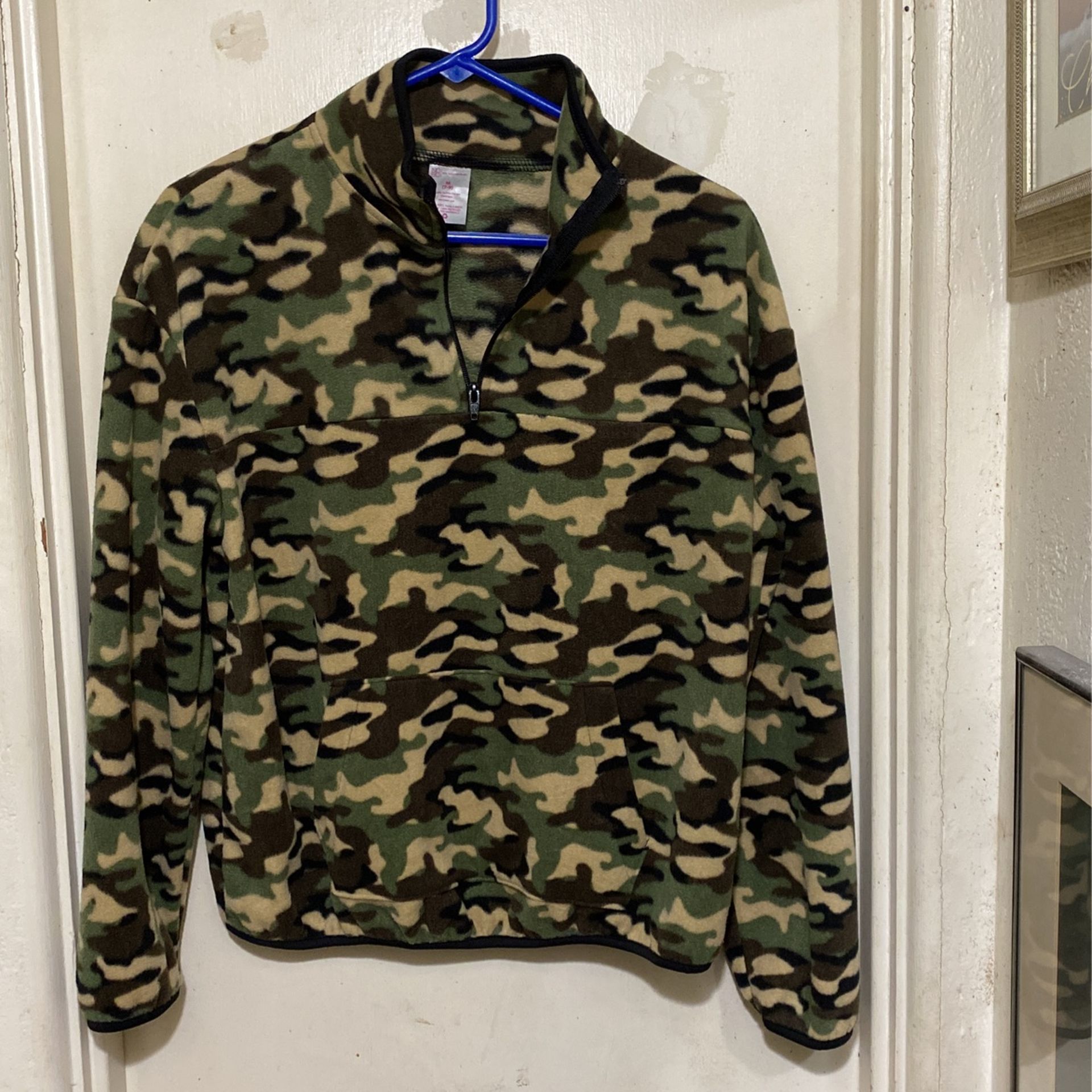 Woman’s Long Sleeve Top Camo Zippered, Medium