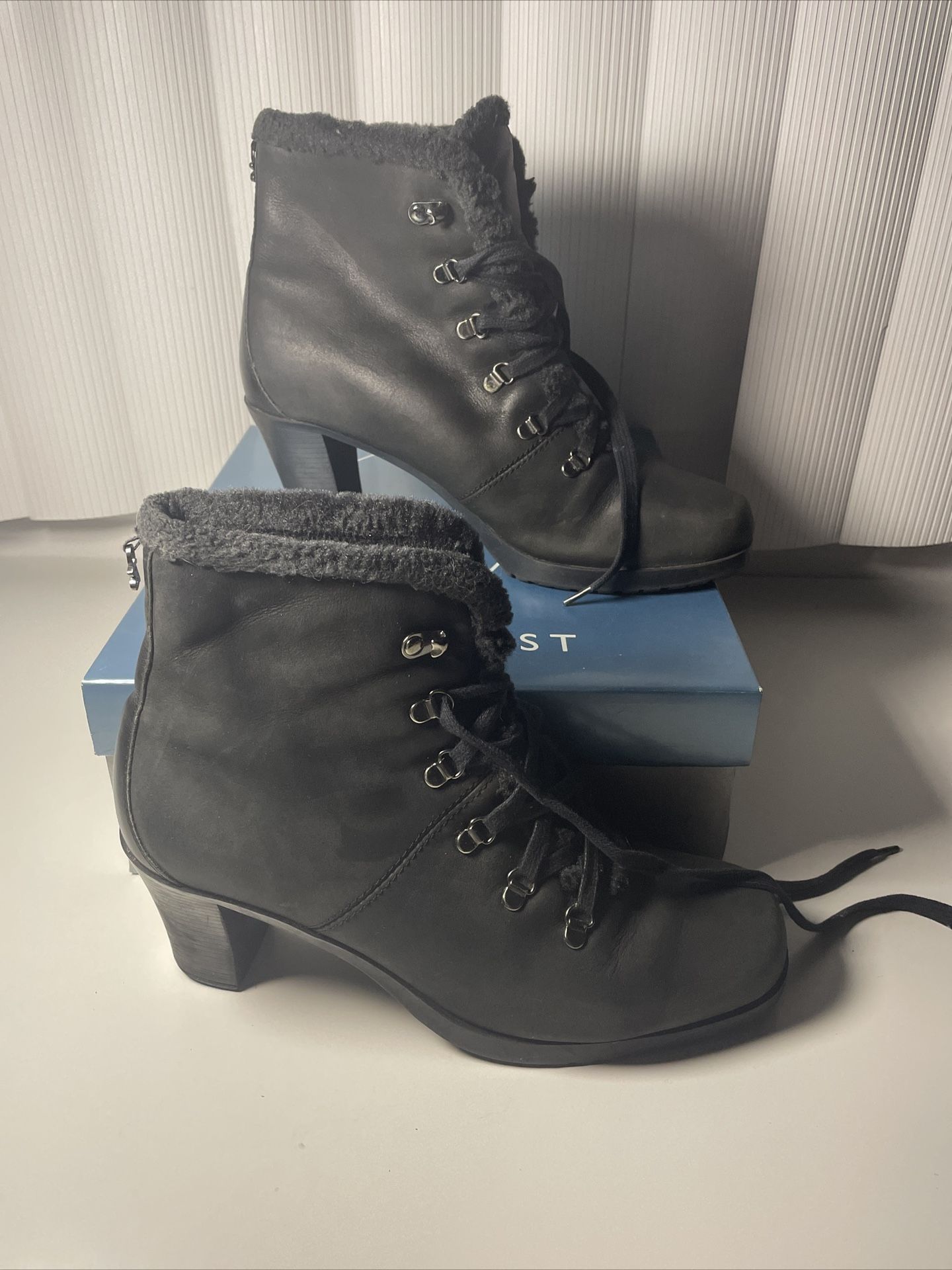 With Box Nine West Women’s 8.5 NWapartment Black Leather Lace Up Boots Heels Y2K