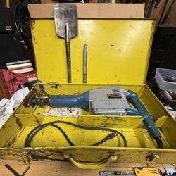 BOSCH 10 AMP DEMOLITION HAMMER WITH SHOVEL AND POINT BITS, Works Great 