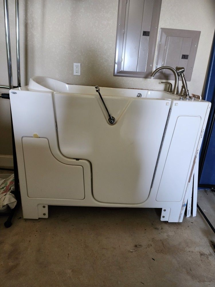 American Standard Walk In Tub (Brand New)