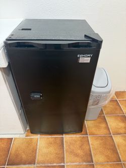 3.2 Mini Fridge Black - Almost Mew