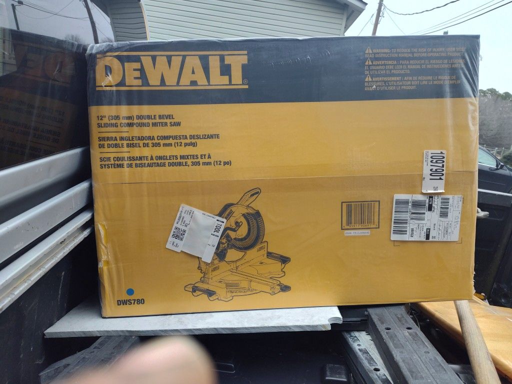 DEWALT 12" Double Bevel Sliding Compound Metre Saw DWS780