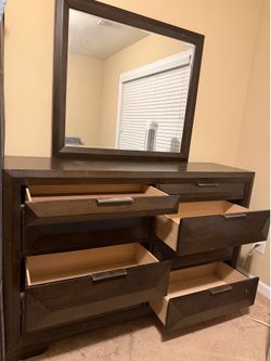 Modern 8-Drawer Dresser with Matching Mirror