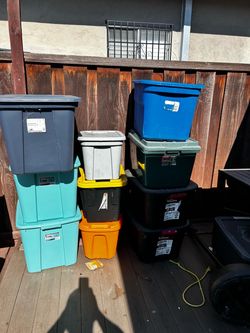 Plastic storage containers