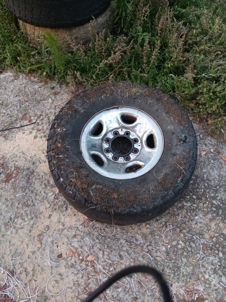Factory 8 Lug Off A 2005 2500 HD GMC