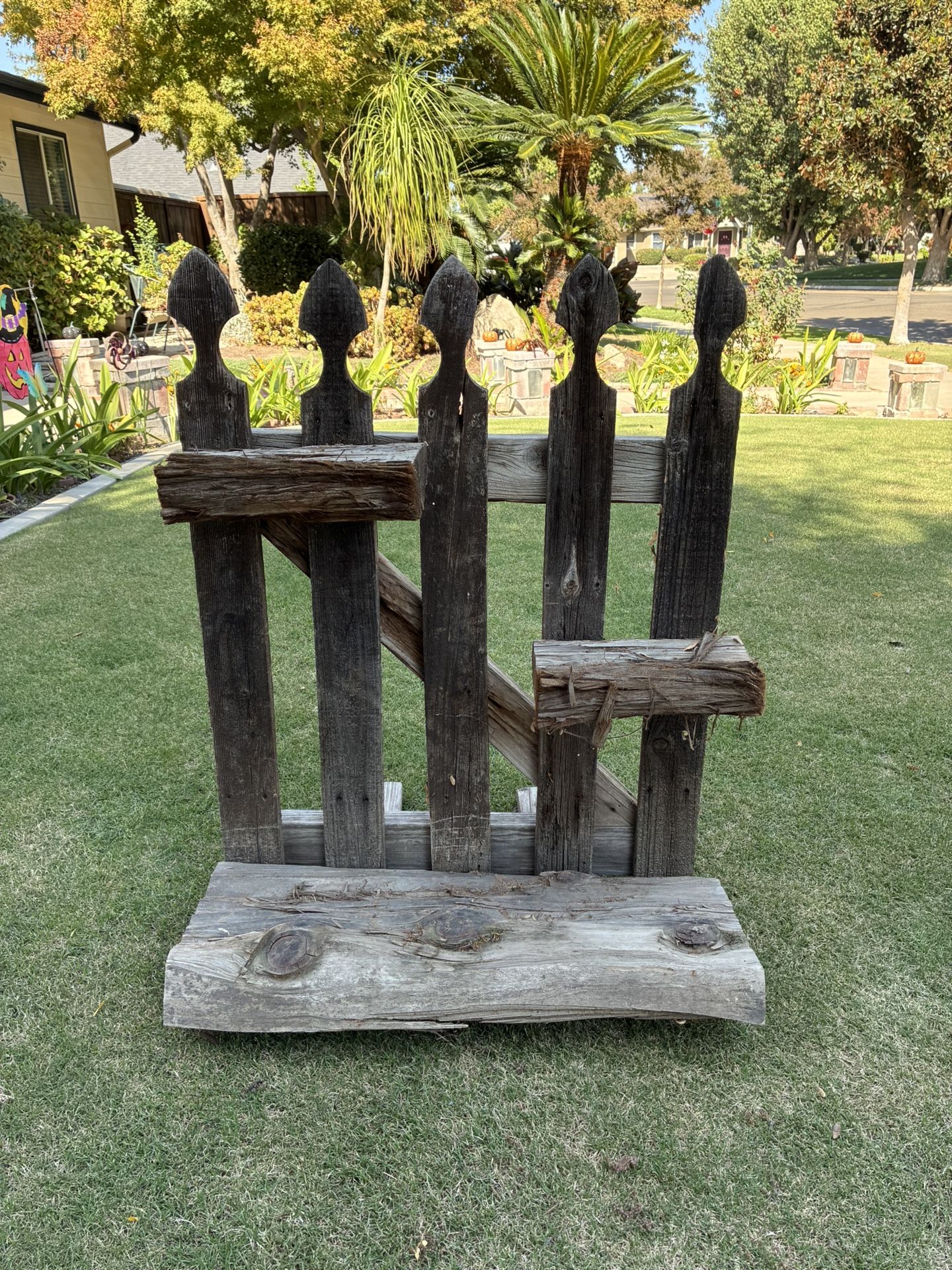 🏡Picket Fence Stand🍂🎃🎄-$23