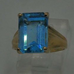 10KT GOLD RING 4.6 GRAMS WITH LIGHT BLUE STONE  MINT size 6.75.