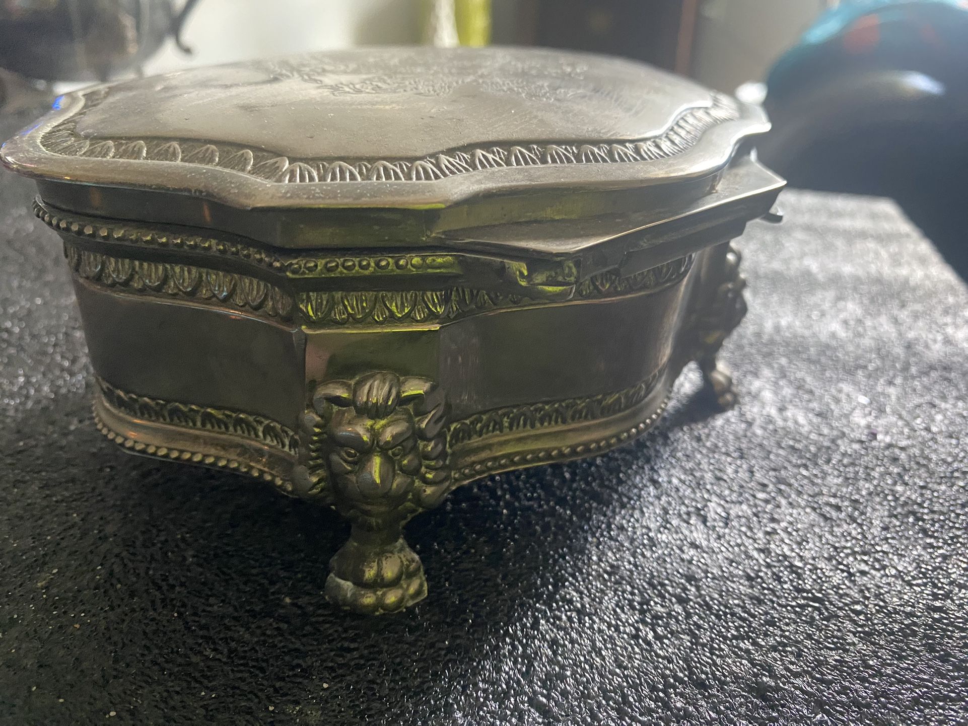 Crested Hinge Box
