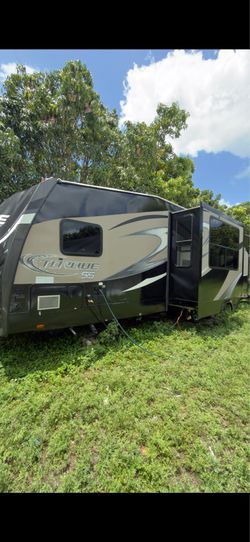 Toy hauler 34 ft long
