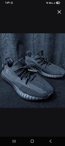 Yeezy 350 Black Onyx size 10 (NO TRADES PRICE IS FIRM)