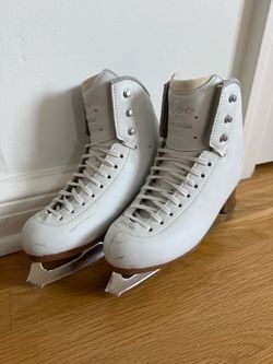 Girls figure skates (size 3.5)