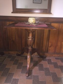 Foyer table with tri-legs