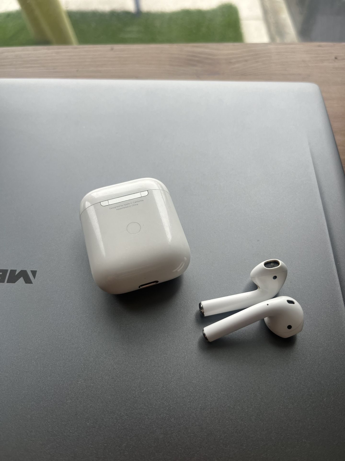 Apple AirPods 2nd Generation In-Ear Headsets with Wireless Charging Case White