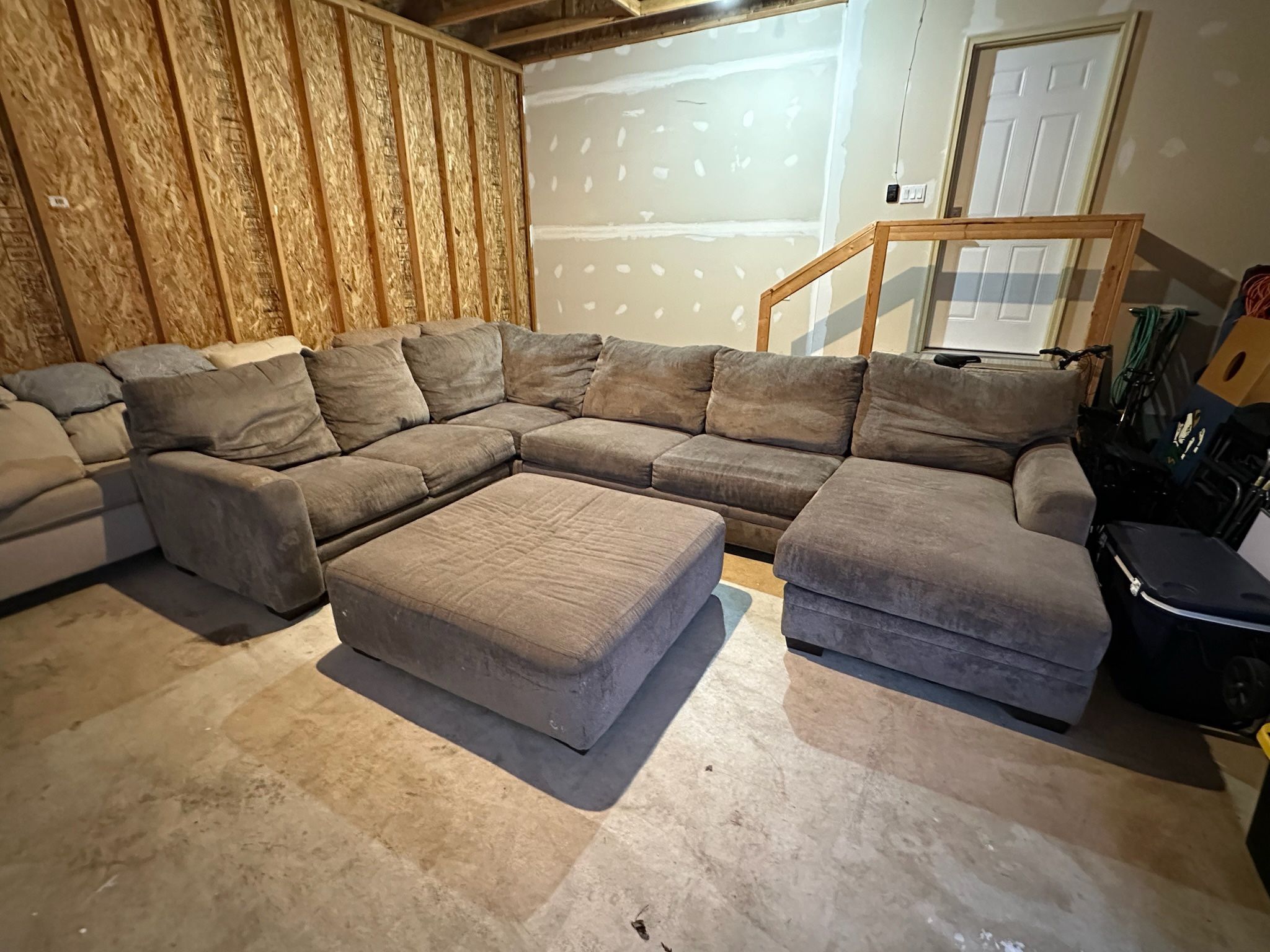 Wrap Around Sectional Couch With Pull Out Bed (WE DELIVER)