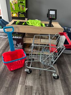 Grocery play store with shopping carts