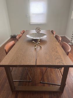 Modern Extendable Dining Table with 8 Chairs – Excellent Condition