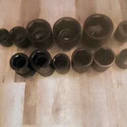 (8) 1" Drive Proto Sockets, 3 1/2, 3 7/16, 3", 2 1/2", 2 1/4",  1 3/4" ,  2", 21/4, 2", 2 1/4 1 7/8.  There's 2 Adapters 1 1/2 To 1". Last 
