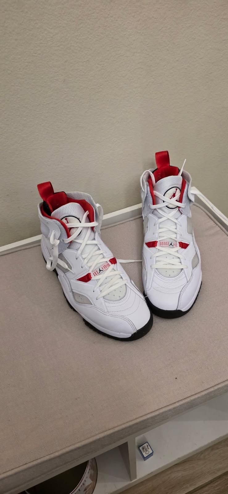 NIKE -JORDANS