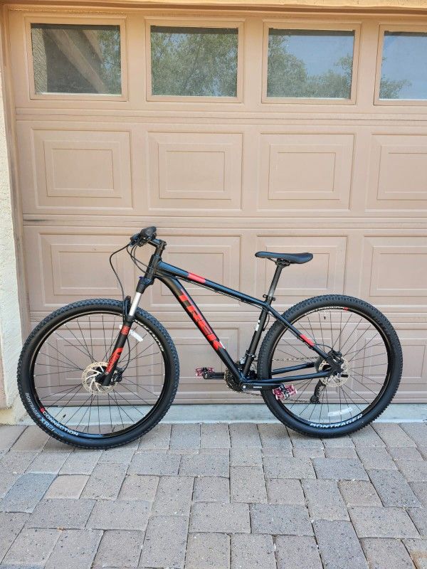 TREK MARLIN 7 MOUNTAIN BIKE 29 ER LIKE NEW ( CHECK MY OTHER BIKES)