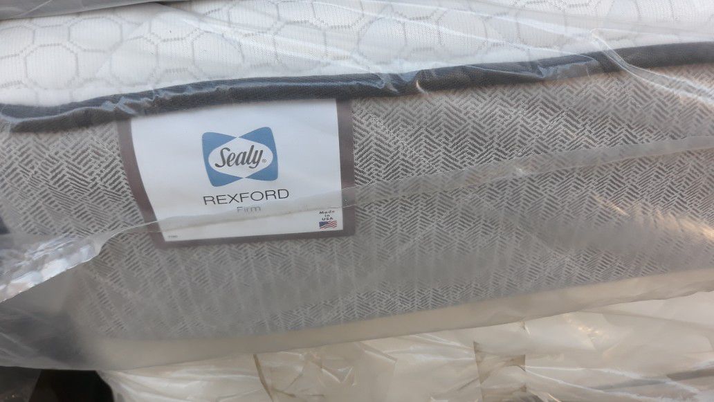 New Queen size SEALY POSTERPEDIC mattress
