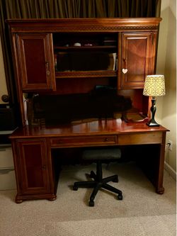 Executive desk with right turn and bookshelf