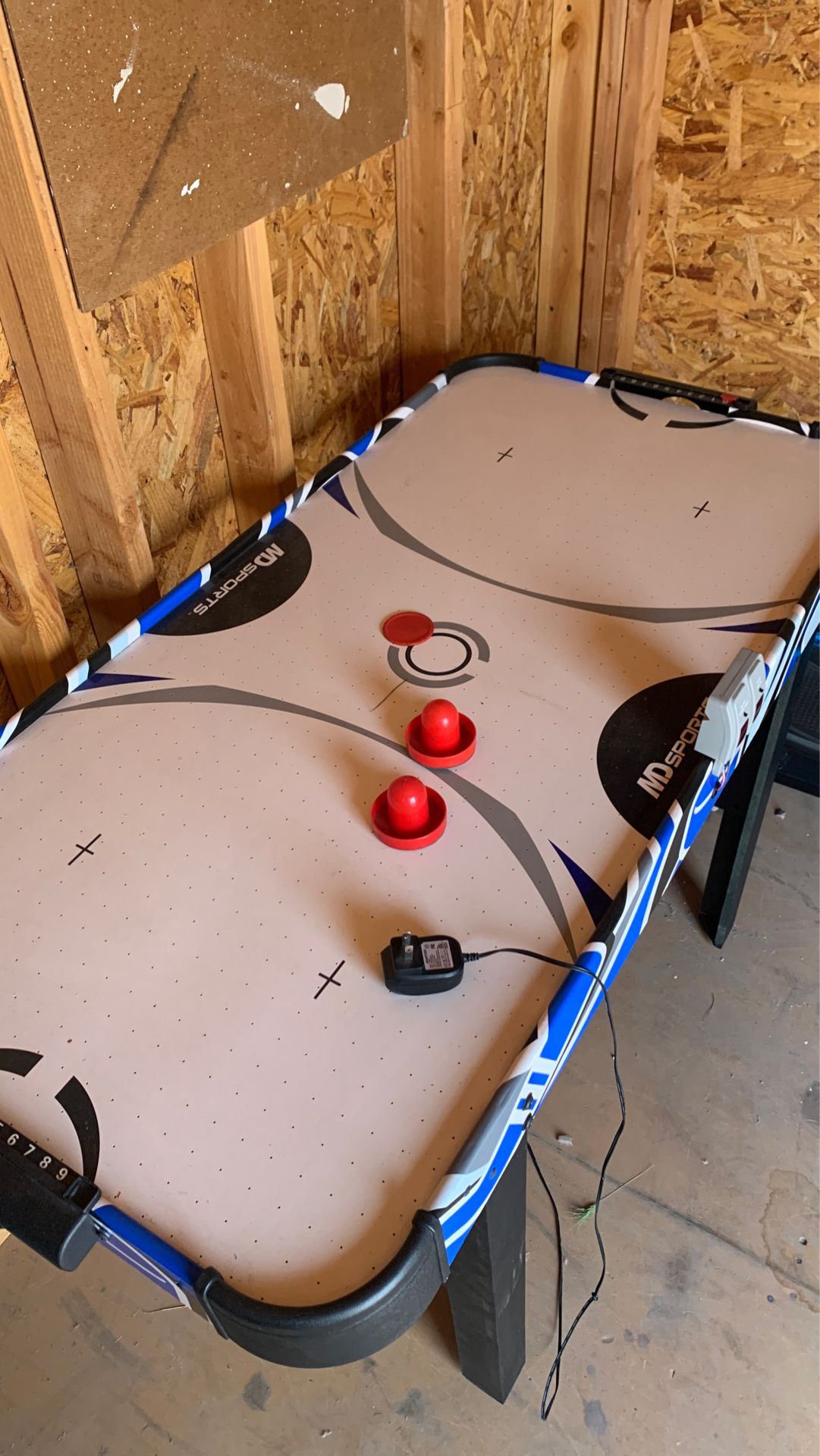 Air hockey table