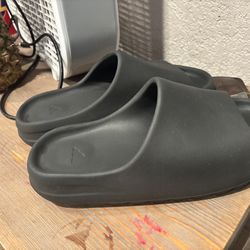 authentic Size 8, In Men's Adidas Yeezy's Slippers