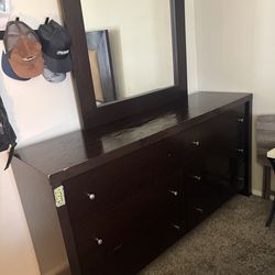Bed room set whit two nightstands.  Full size
