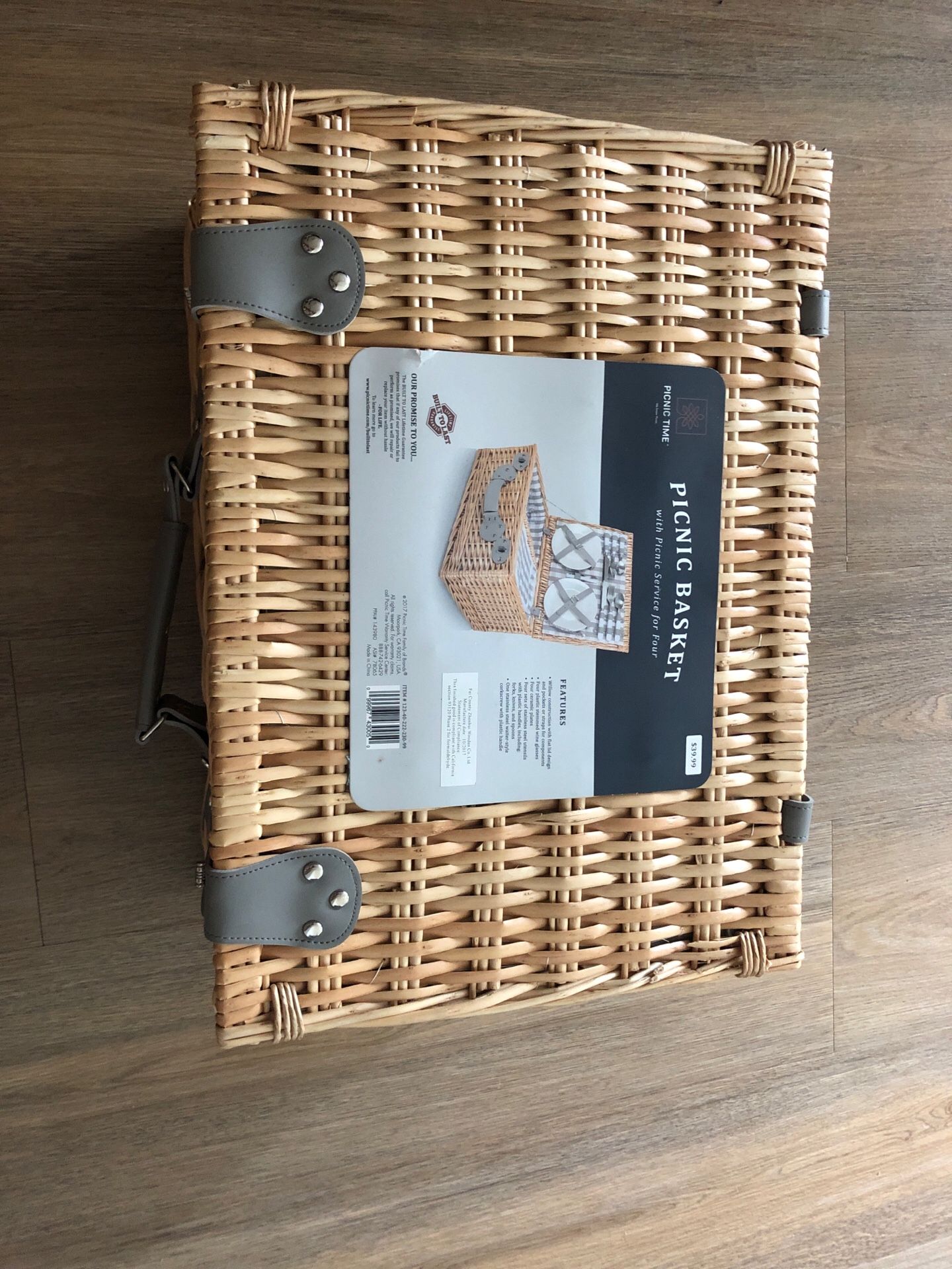 Brand new picnic basket full set