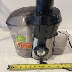 Hamilton Beach 800-watt Big Mouth Juice Extractor w/ 20 oz pitcher