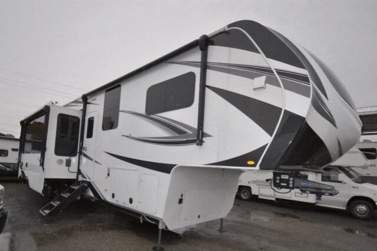 2023 Grand Design Solitude 391DL