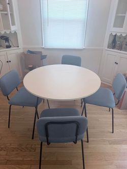 Round White Dining Table w/ Chairs