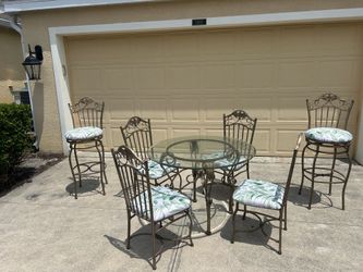 Unique Table, 4 Chairs & 2 Bar Stools