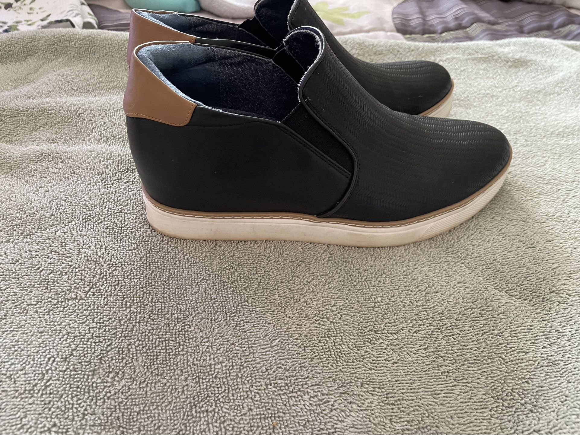 Women’s Dr. Scholl’s black ankle wedge booties size 8.5  