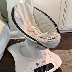 Like New 4Moms MamaRoo, Baby Swing 