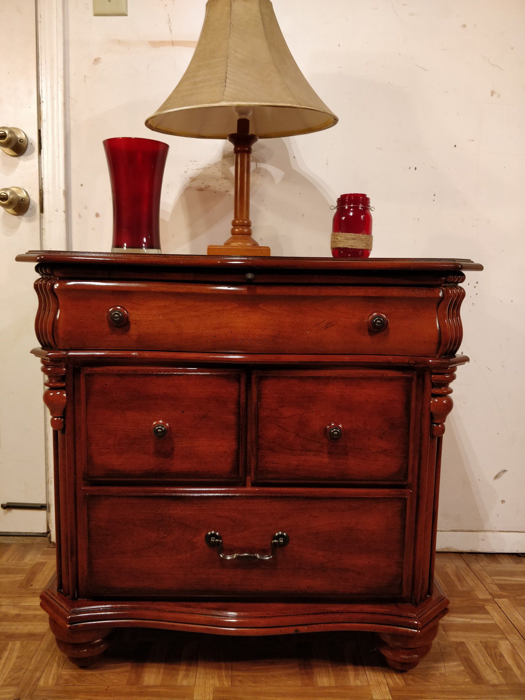 Like new solid wood AMERICAN SIGNATURE table/ dresser with 4 drawers, shelf and adjustable legs in great condition, all drawers sliding smoothly,