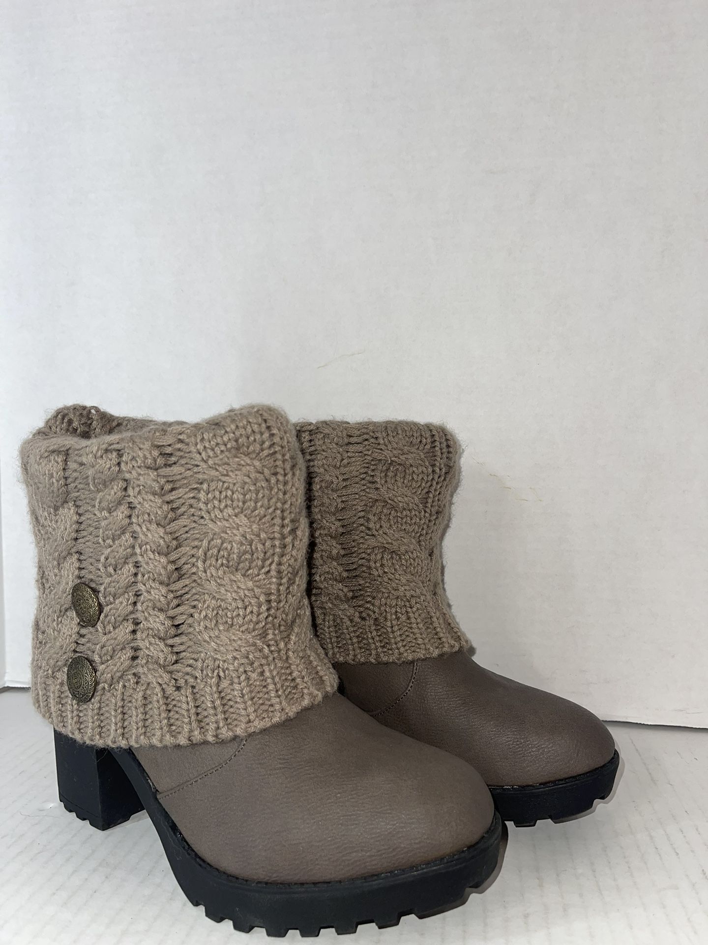 Mukwks Boots Women's Size 8