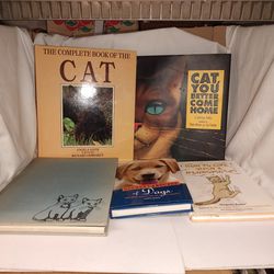 4 Cat books 1 dog book: mix cat/dog books Used