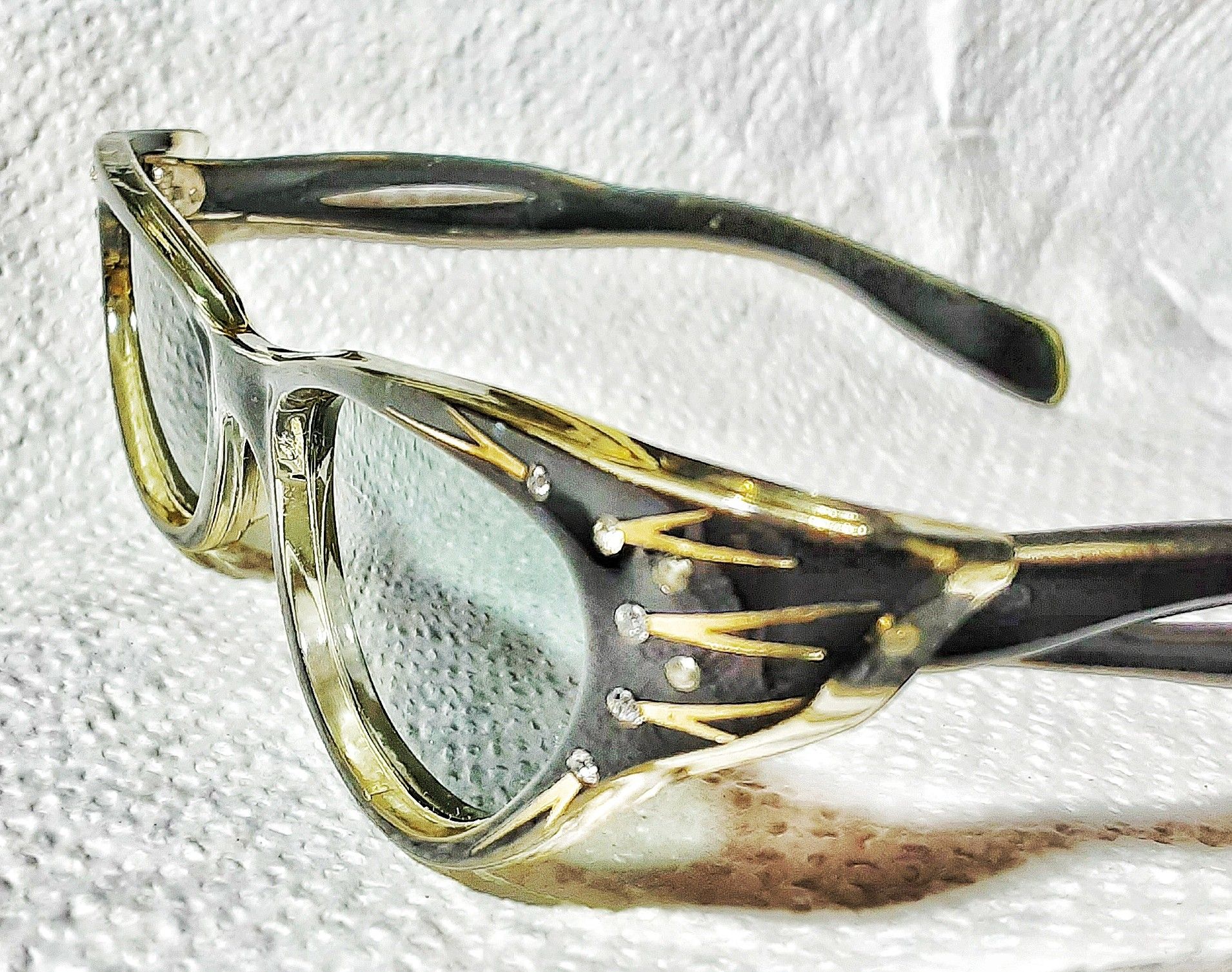 Mid century atomic age lucite cat eye sunglasses w rhinestone comet designs USA