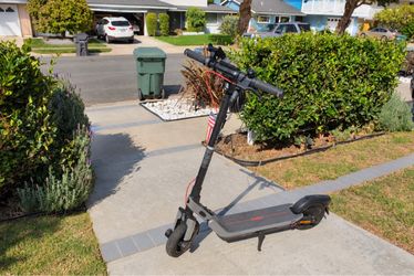 Segway Ninebot E3 Pro SE Electric Scooter – Like New – Charger Included